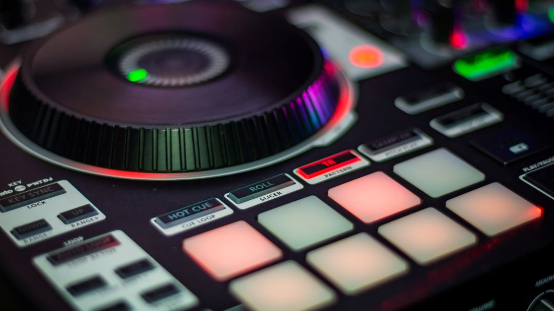 Phrase Mixing: Elevate Your DJ Sets with Smooth Transitions